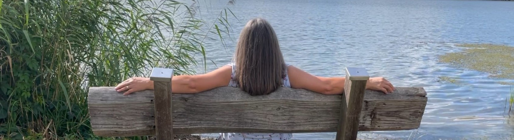 Anja entspannt am Wasser