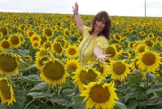 Anja - Yoga-Kompendium Herausgeber (im Sonnenblumenfeld)