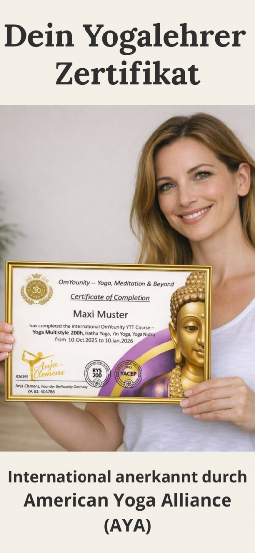 Teilnehmerin hält das Yogalehrer-Zertifikat und zeigt es 